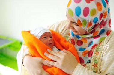 güzel yeni doğan bebek anne elinde.