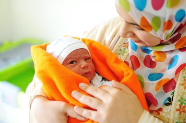 güzel yeni doğan bebek anne elinde.