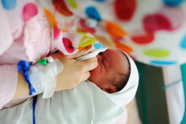 Красива новонароджена дитина в руках його матері . — стокове фото