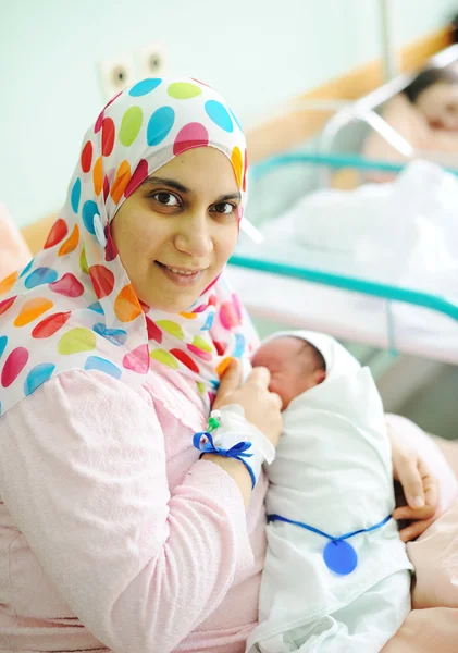 Gyönyörű újszülött csecsemő anyák kezében. — Stock Fotó