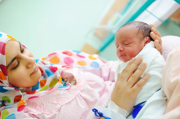Wunderschönes Neugeborenes in den Händen seiner Mutter. — Stockfoto
