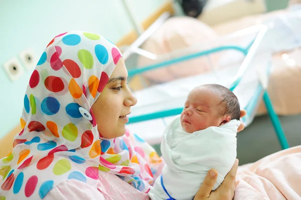 Hermoso bebé recién nacido en las manos de sus madres . — Foto de Stock
