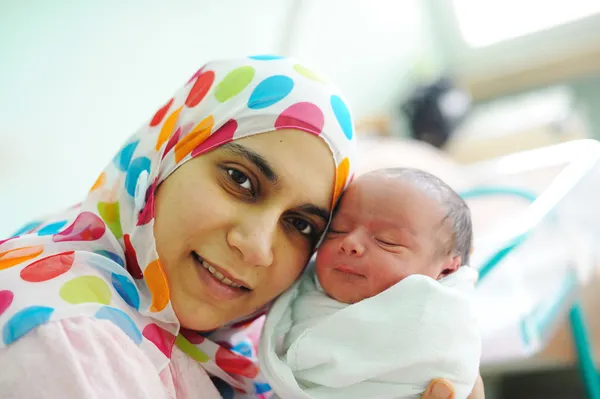 美丽新出生的婴儿在他母亲的手. — 图库照片