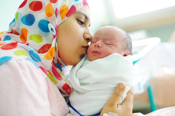 Krásný nově narozené dítě v rukou matky. — Stock fotografie