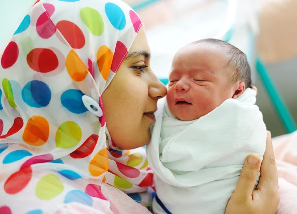 Mooie pasgeboren baby in zijn handen moeders. — Stockfoto