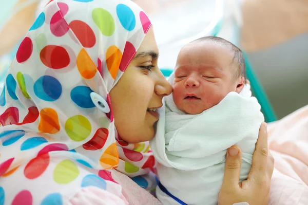 Piękny nowo narodzone dziecko w ręce matki. — Zdjęcie stockowe