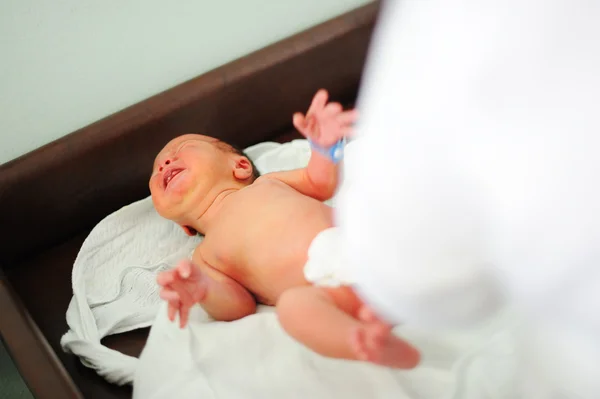 Krásný nově narozené dítě v rukou matky. — Stock fotografie