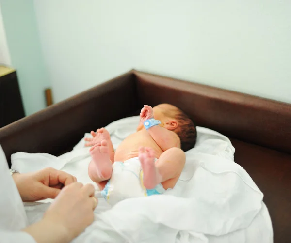 Mooie pasgeboren baby in zijn handen moeders. — Stockfoto