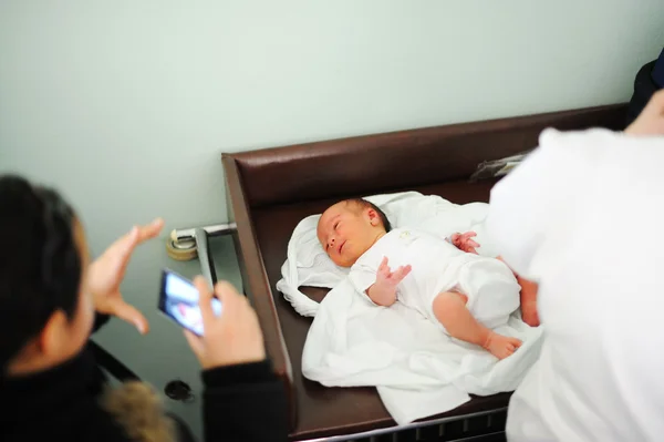 Güzel yeni doğan bebek anne elinde. — Stok fotoğraf