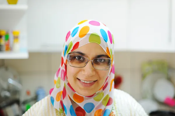 Όμορφη μουσουλμανική γυναίκα να στέκεται στην κουζίνα — Φωτογραφία Αρχείου