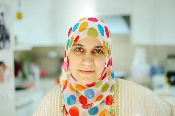 Mulher muçulmana bonita de pé na cozinha — Fotografia de Stock