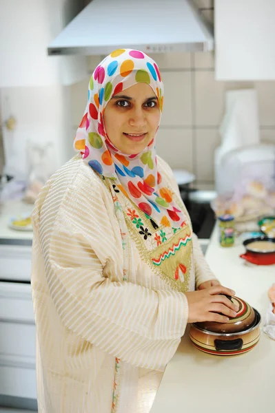 Schöne muslimische Frau steht in der Küche — Stockfoto