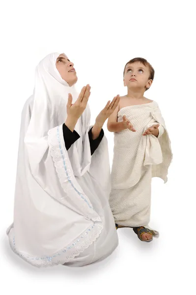 Peregrinos muçulmanos em roupas brancas tradicionais — Fotografia de Stock