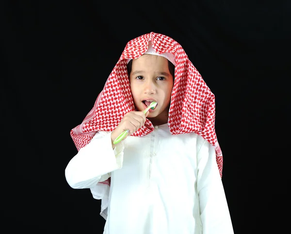 Ragazzo arabo con spazzolino da denti — Foto Stock