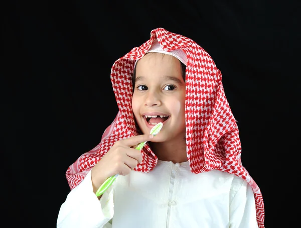 Garçon arabe avec brosse à dents — Photo