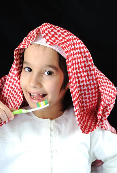 歯ブラシでアラビア語の少年 — ストック写真