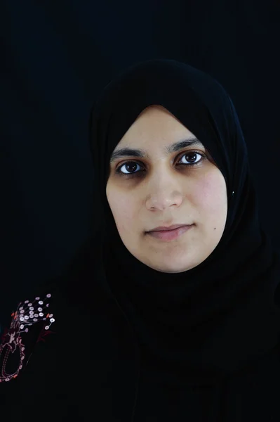 Vackra muslimska arabiska kvinnan — Stockfoto