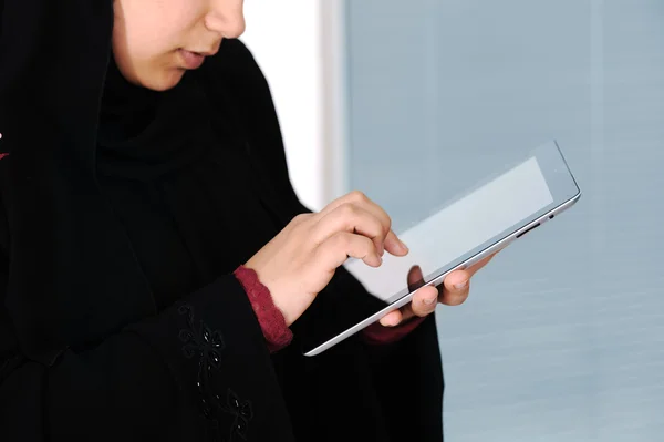 Ιδιαίτερο σχήμα αραβικού γυναίκα που εργάζεται με ταμπλέτα αφής — Φωτογραφία Αρχείου