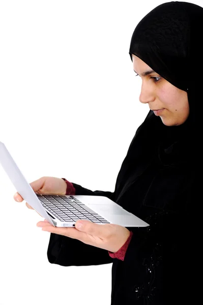 Ιδιαίτερο σχήμα αραβικού γυναίκα που εργάζεται με laptop — Φωτογραφία Αρχείου