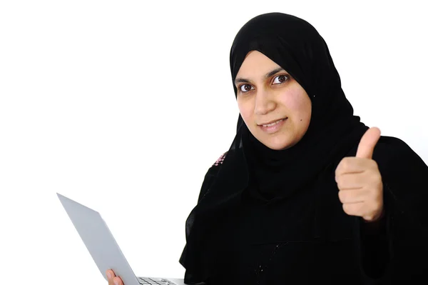 Arab nő dolgozik laptop — Stock Fotó