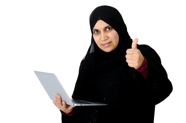 Arabe femme travaillant avec ordinateur portable — Photo
