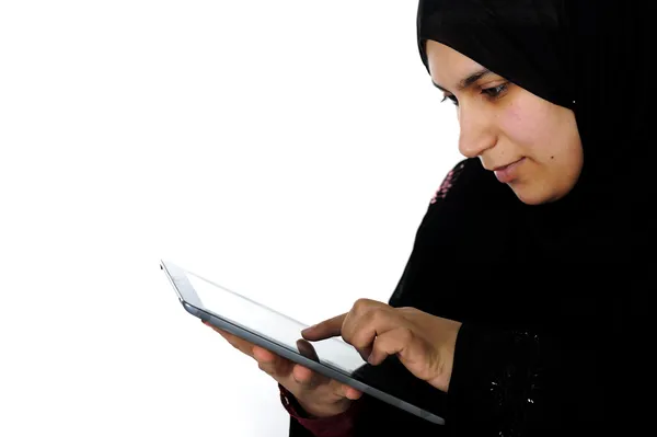 Ιδιαίτερο σχήμα αραβικού γυναίκα που εργάζεται με ταμπλέτα αφής — Φωτογραφία Αρχείου