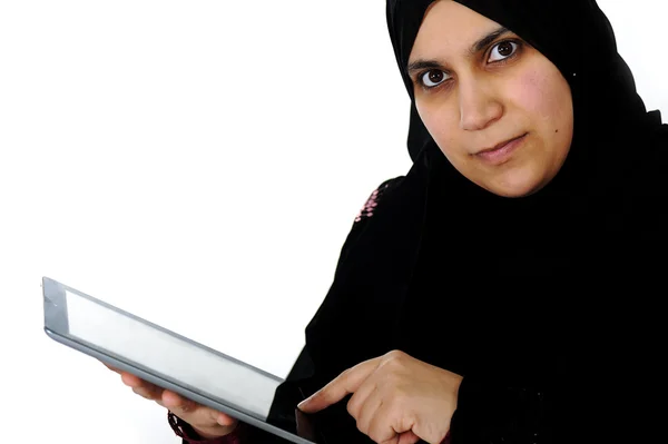 Arabiska kvinnan arbetar med touch tablett — Stockfoto