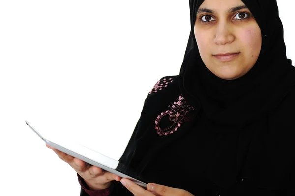 Arap kadın dokunmatik tablet ile çalışma — Stok fotoğraf