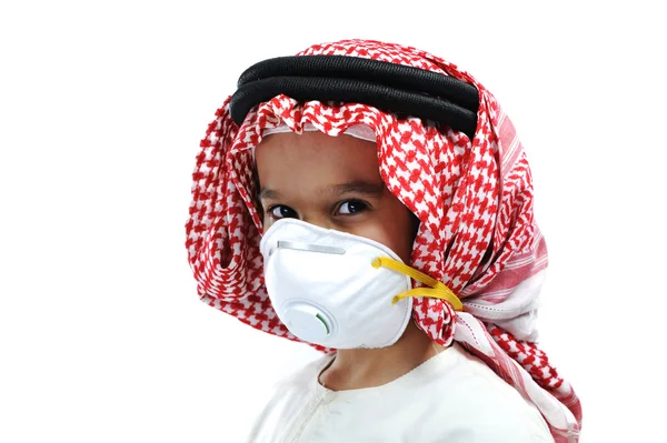 Милый арабский мальчик-мусульманин в одноразовой маске на белом фоне . — стоковое фото