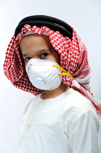 Милый арабский мальчик-мусульманин в одноразовой маске на белом фоне . — стоковое фото
