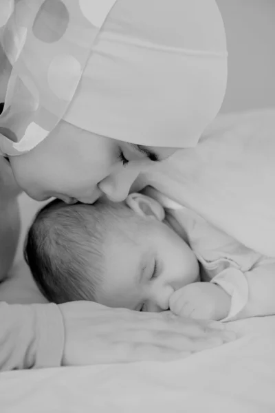 Όμορφο μωρό δύο μηνών στα χέρια του μουσουλμανικού μητέρες. — Φωτογραφία Αρχείου