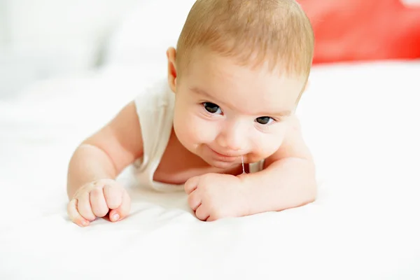 Een schattige kleine baby — Stockfoto