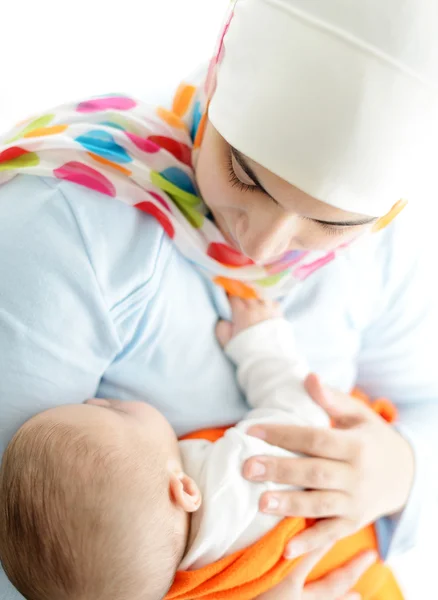 2 ヶ月彼のイスラム教徒の母親の手の中の美しい赤ちゃん. — ストック写真