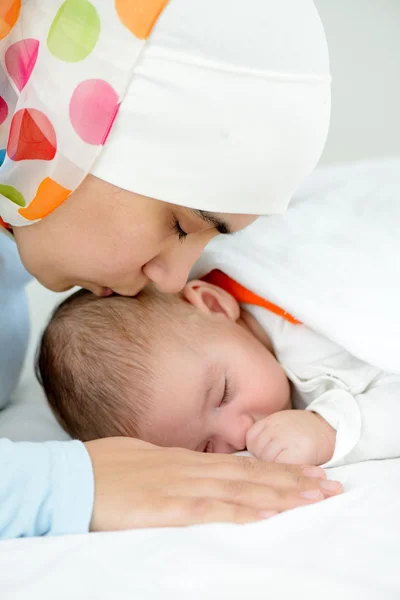 Hermoso bebé de dos meses de edad en sus manos madres musulmanas . — Foto de Stock