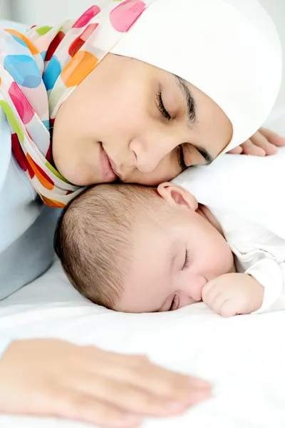 Gyönyörű baba a két hónaposnál fiatalabb, a muszlim anya kezét. — Stock Fotó