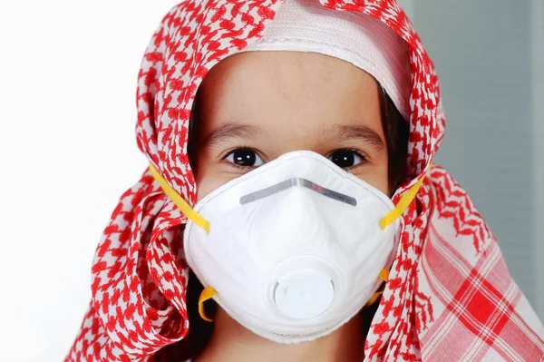 可爱阿拉伯文穆斯林男孩戴着一次性口罩 — 图库照片