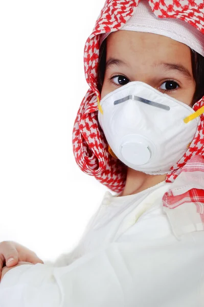 Милый арабский мальчик-мусульманин в одноразовой маске — стоковое фото
