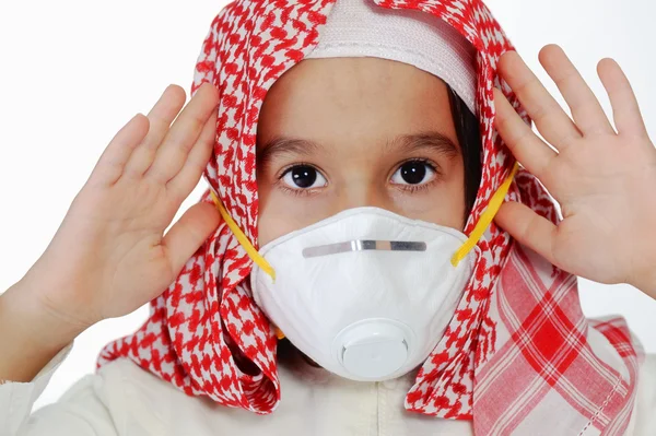 Милый арабский мальчик-мусульманин в одноразовой маске — стоковое фото