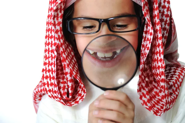 Petit garçon arabe avec loupe en verre — Photo