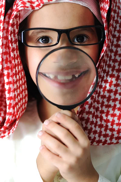 Petit garçon arabe avec loupe en verre — Photo