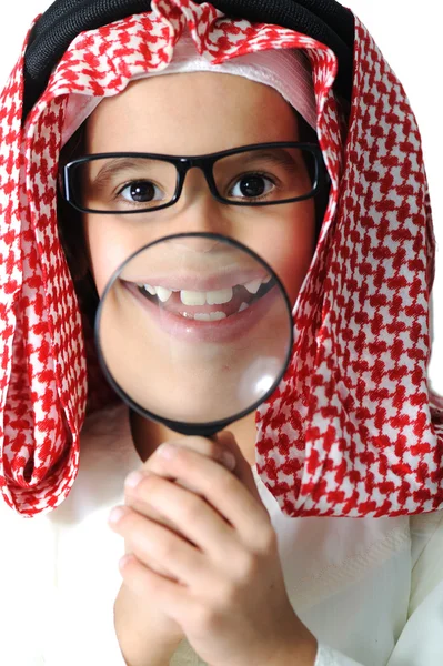 放大镜的阿拉伯文小小孩男孩 — 图库照片