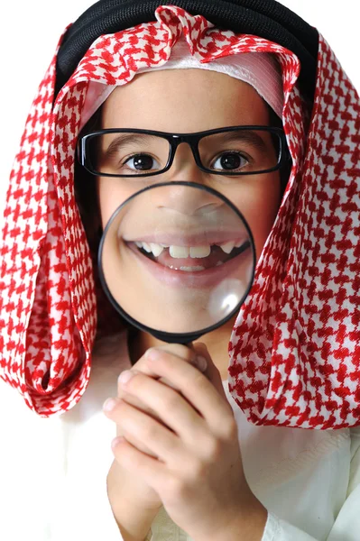 Αραβικά-μικρό παιδί αγόρι με μεγεθυντικό φακό — Φωτογραφία Αρχείου