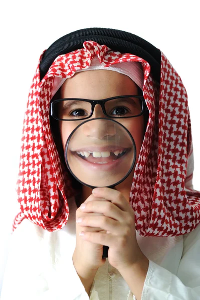 Arab gyerek kisfiú nagyítóval — Stock Fotó