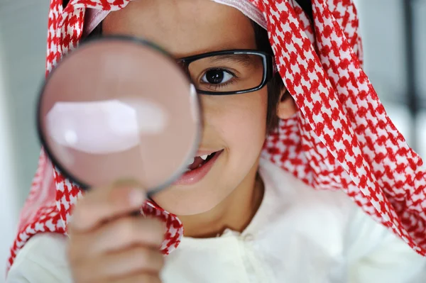 Arabiska liten unge pojke med förstoringsglas — Stock fotografie