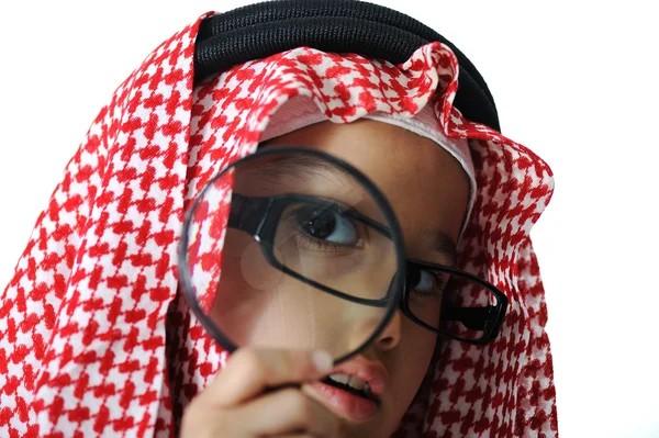 Arabiska liten unge pojke med förstoringsglas — Stockfoto