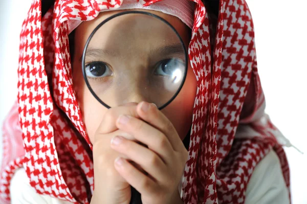 Αραβικά-μικρό παιδί αγόρι με μεγεθυντικό φακό — Φωτογραφία Αρχείου