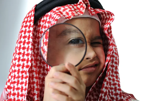 Arabischer kleiner Junge mit Lupe — Stockfoto