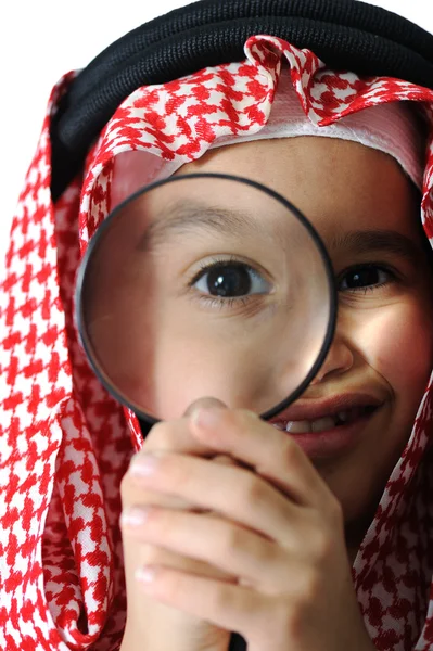 Niño árabe con lupa —  Fotos de Stock