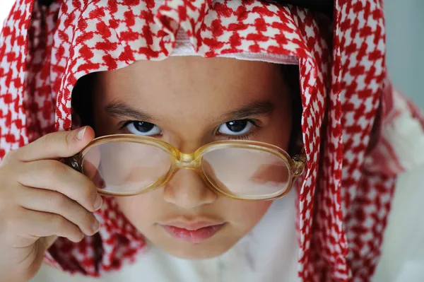 Boldog Arab kisfiú — Stock Fotó