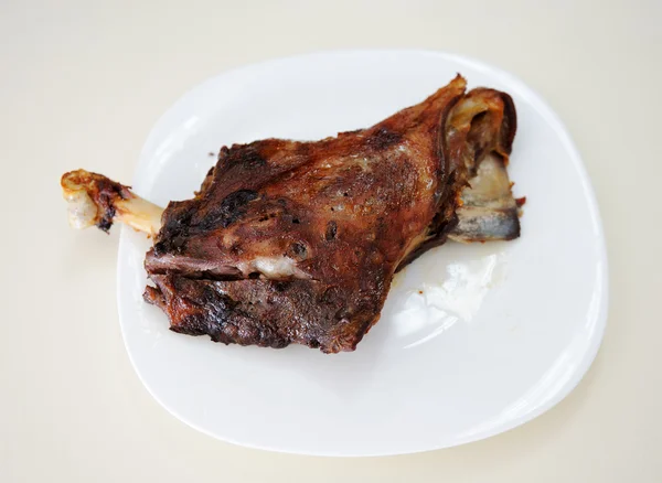 Smažené kuře na bílém talíři — Stock fotografie